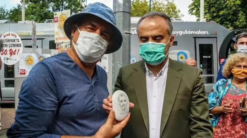 Bursa'da 55 yıldır bu alışkanlıktan vazgeçmiyor: Kültürpark’ta aynı ağacın altında resim çiziyor