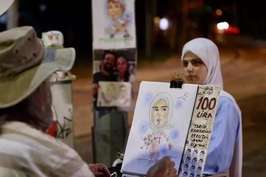 Bursa'da 55 yıldır bu alışkanlıktan vazgeçmiyor: Kültürpark’ta aynı ağacın altında resim çiziyor