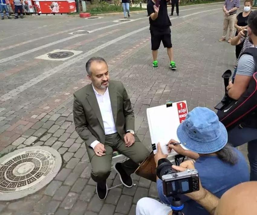 Bursa'da 55 yıldır bu alışkanlıktan vazgeçmiyor: Kültürpark’ta aynı ağacın altında resim çiziyor