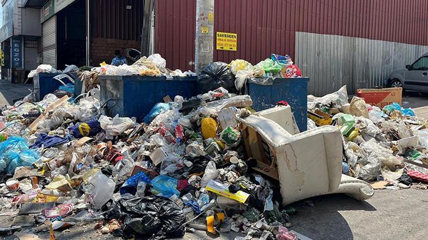 İzmir'de çöp yığınları arasında yaşam devam ediyor! 'O kadar alıştık ki bakmamaya çalışıyorum'