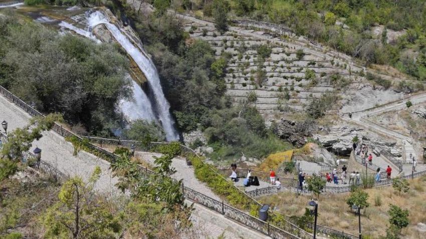 Suyun azalması bile güzelliğini engelleyemedi: Türkiye'nin en büyük şelalesi Tortum, ziyaretçi akınına uğruyor