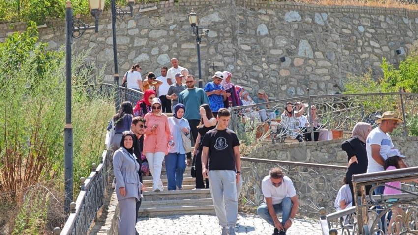 Suyun azalması bile güzelliğini engelleyemedi: Türkiye'nin en büyük şelalesi Tortum, ziyaretçi akınına uğruyor