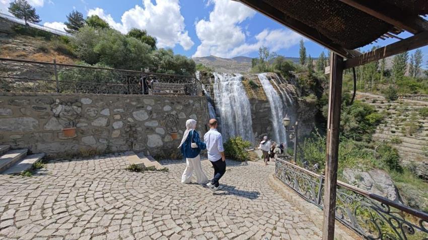 Suyun azalması bile güzelliğini engelleyemedi: Türkiye'nin en büyük şelalesi Tortum, ziyaretçi akınına uğruyor