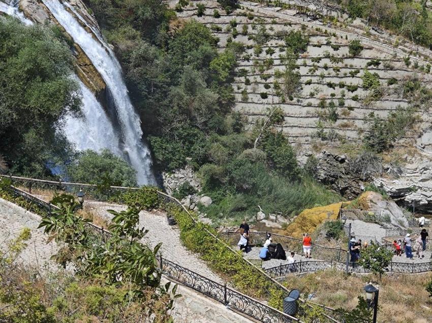Suyun azalması bile güzelliğini engelleyemedi: Türkiye'nin en büyük şelalesi Tortum, ziyaretçi akınına uğruyor