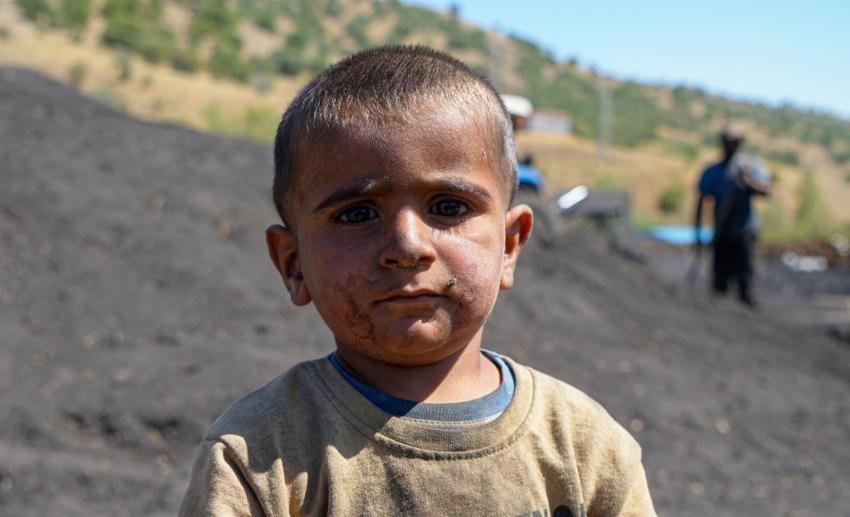Türkiye'de bu işi en iyi Mardinliler yapıyor! Her yıl ailece göç edip tozun dumanın içinde ekmeklerini kazanıyorlar