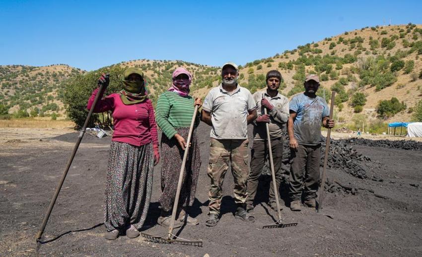 Türkiye'de bu işi en iyi Mardinliler yapıyor! Her yıl ailece göç edip tozun dumanın içinde ekmeklerini kazanıyorlar