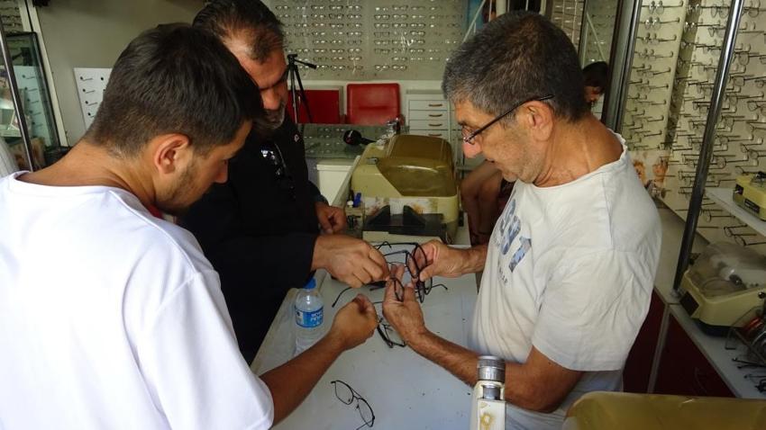 Mardin'de kaybolmaya yüz tutan mesleğin son temsilcisi: Bilgisayarlar yapsın o yine eski usul çalışıyor!