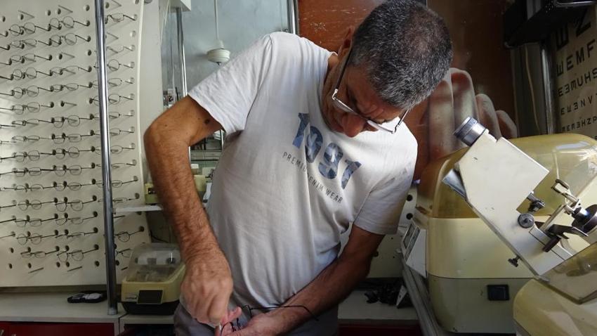 Mardin'de kaybolmaya yüz tutan mesleğin son temsilcisi: Bilgisayarlar yapsın o yine eski usul çalışıyor!