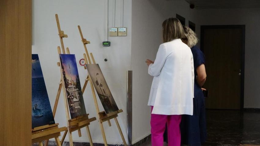 Yoğun bakım hemşiresi hastaneyi sergi salonuna çevirdi!