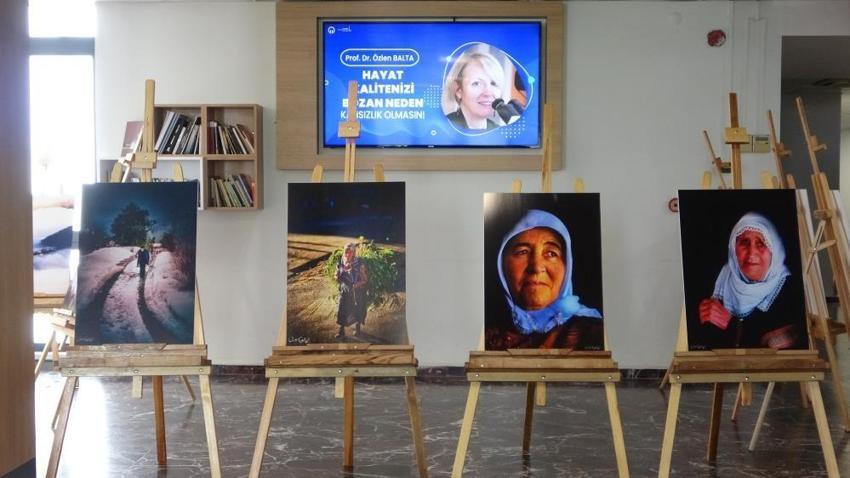 Yoğun bakım hemşiresi hastaneyi sergi salonuna çevirdi!