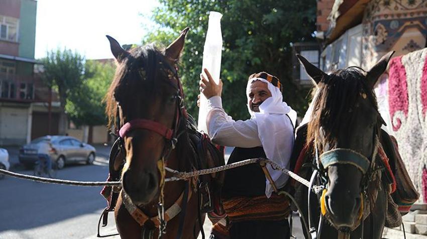 Diyarbakır'ın 'Buzcu Baba'sı hem hayır işliyor hem de para kazanıyor! Tarlalarda çalışan işçilerin imdadına yetişiyor