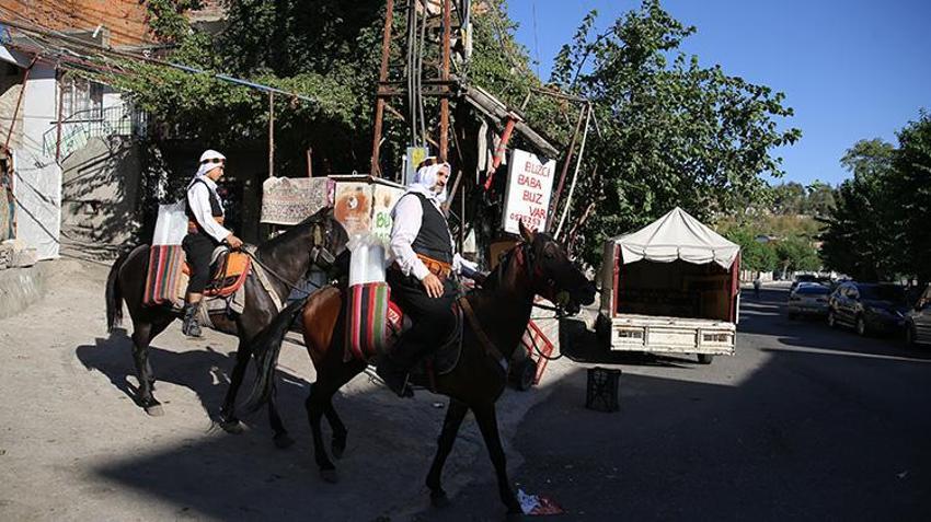 Diyarbakır'ın 'Buzcu Baba'sı hem hayır işliyor hem de para kazanıyor! Tarlalarda çalışan işçilerin imdadına yetişiyor