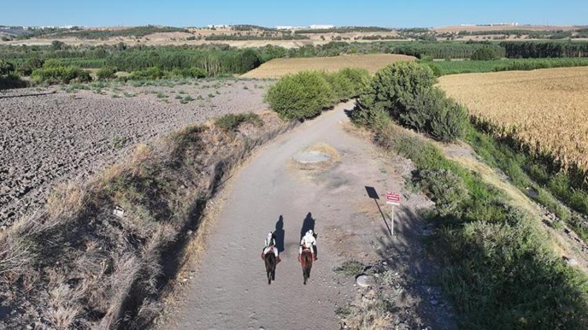 Diyarbakır'ın 'Buzcu Baba'sı hem hayır işliyor hem de para kazanıyor! Tarlalarda çalışan işçilerin imdadına yetişiyor