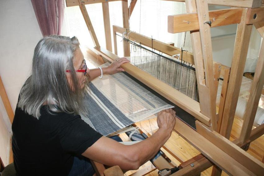 Annesinden gördüğü yöntemi uyguladı, 60 yaşından sonra işe koyuldu! Atıklardan adeta sanat eseri çıkarıyor