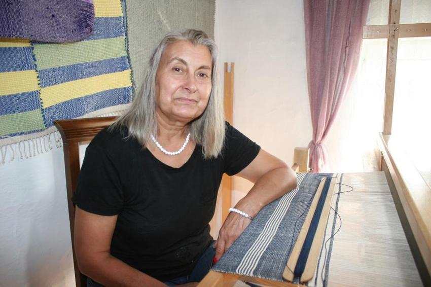 Annesinden gördüğü yöntemi uyguladı, 60 yaşından sonra işe koyuldu! Atıklardan adeta sanat eseri çıkarıyor