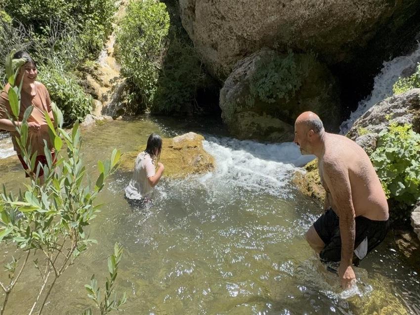 Sivas'a 82 kilometrede yer alıyor: Dipsizgöl Şelalesi'ne akın ediyorlar