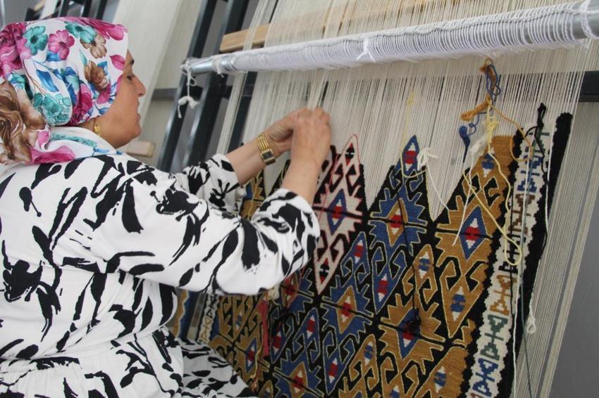Şırnak'ta asırlık dokuma geleneği, kadınların eline emanet: Jirki Kilimine büyük tanıtım hamlesi!