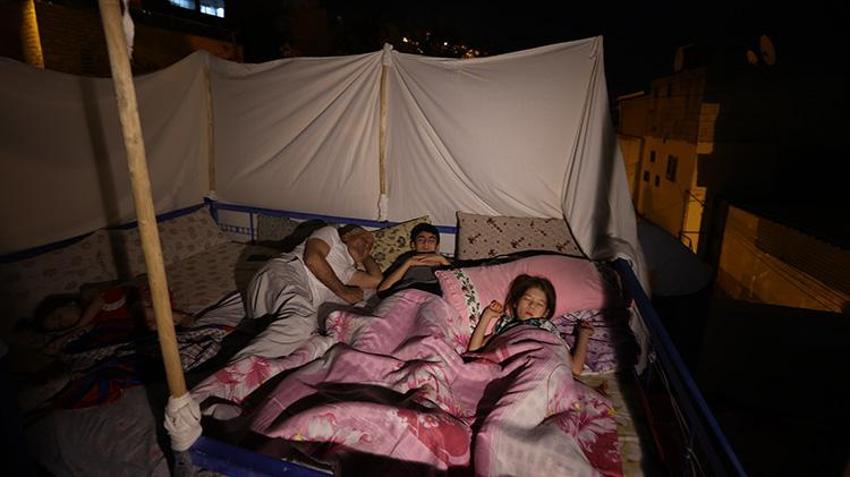 Mardin ve Batman'da sıcak havanın çözümü yıllardan beri 'dam palas'ta! Yıldızları seyrederek uyuyorlar