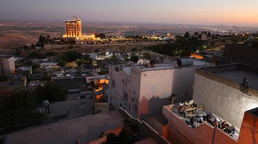 Mardin ve Batman'da sıcak havanın çözümü yıllardan beri 'dam palas'ta! Yıldızları seyrederek uyuyorlar
