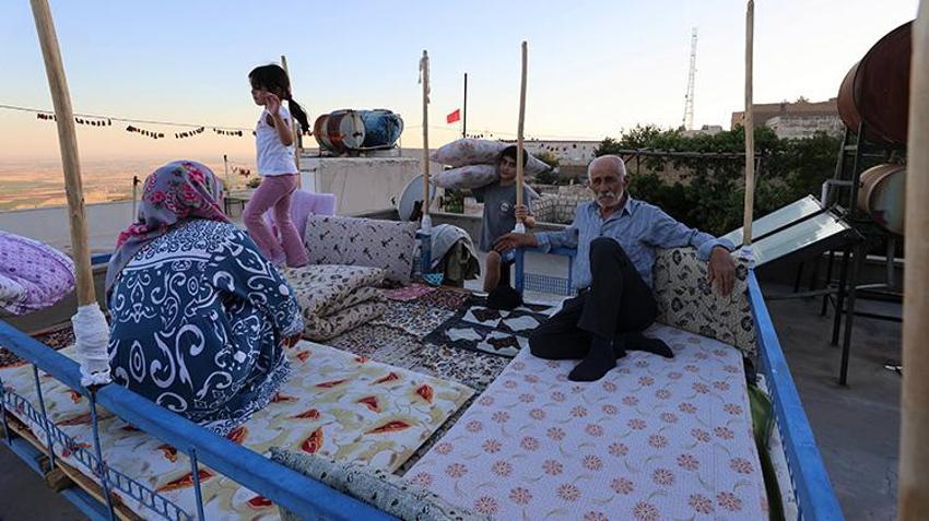 Mardin ve Batman'da sıcak havanın çözümü yıllardan beri 'dam palas'ta! Yıldızları seyrederek uyuyorlar