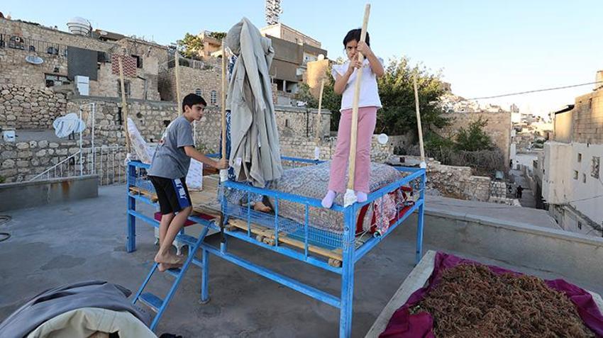 Mardin ve Batman'da sıcak havanın çözümü yıllardan beri 'dam palas'ta! Yıldızları seyrederek uyuyorlar