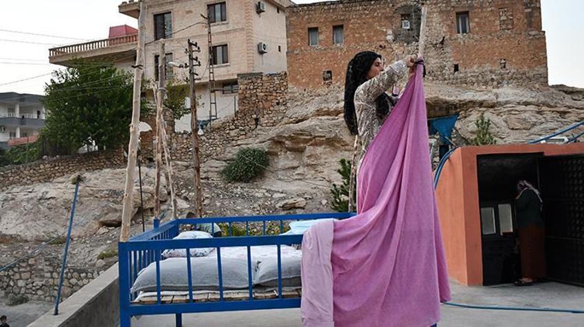 Mardin ve Batman'da sıcak havanın çözümü yıllardan beri 'dam palas'ta! Yıldızları seyrederek uyuyorlar