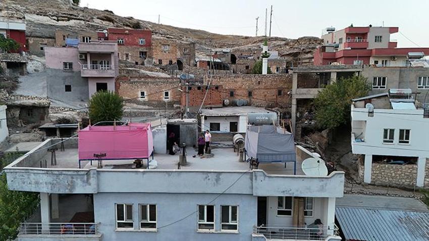 Mardin ve Batman'da sıcak havanın çözümü yıllardan beri 'dam palas'ta! Yıldızları seyrederek uyuyorlar