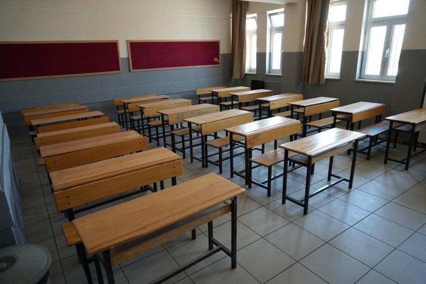 Antalya'da kendi okullarını kendileri hazırladılar: Öğretmenlerden örnek hareket