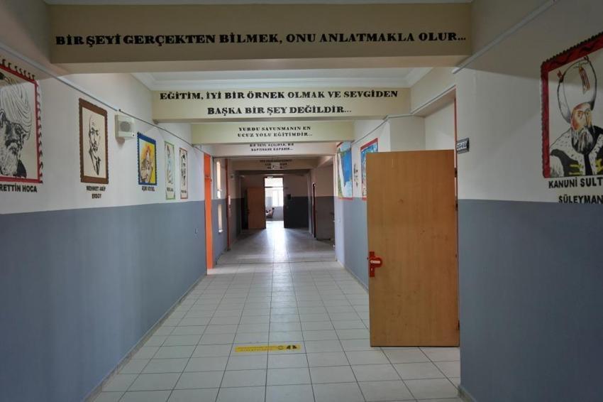 Antalya'da kendi okullarını kendileri hazırladılar: Öğretmenlerden örnek hareket
