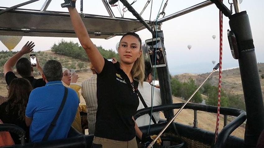 Denizli'de muhasebe elemanı olan kadın kararlılığıyla pilot oldu! 'Sen kadınsın, bu erkek işi yapamazsın'