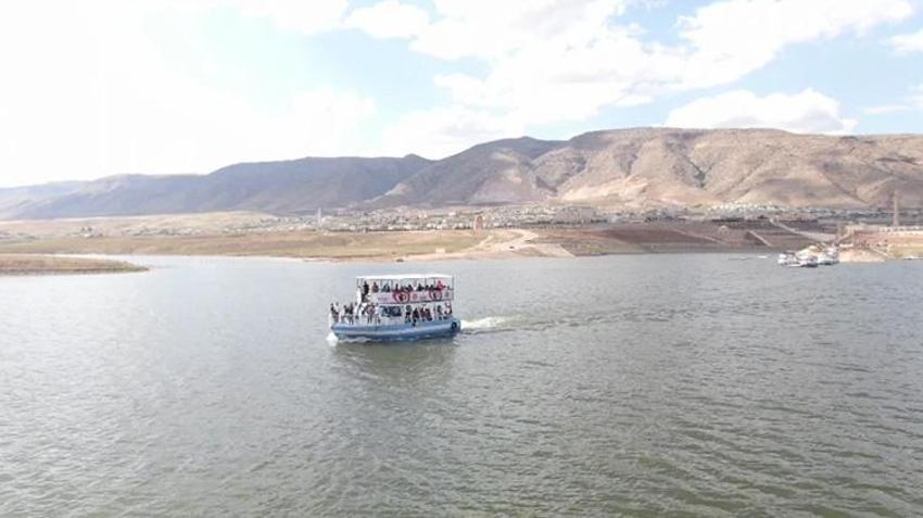 Hasankeyf'te tekne turları turizme can suyu oldu! Ziyaretçi akınına uğradı!