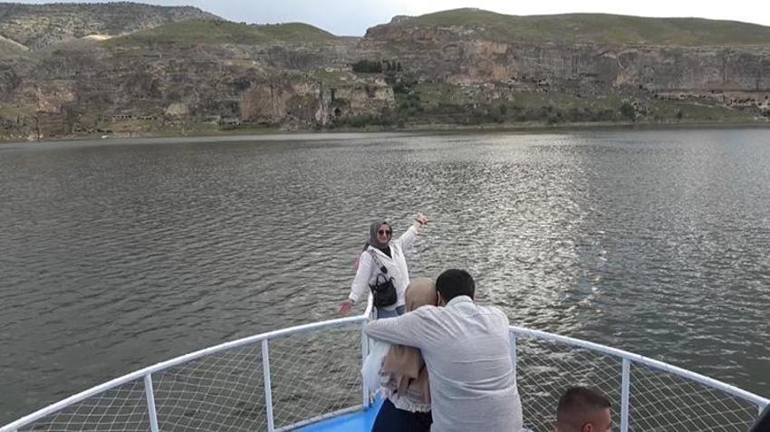 Hasankeyf'te tekne turları turizme can suyu oldu! Ziyaretçi akınına uğradı!