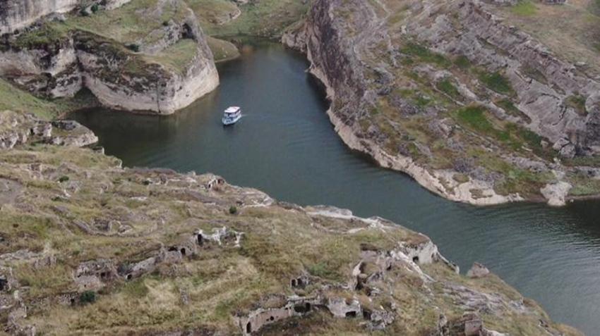 Hasankeyf'te tekne turları turizme can suyu oldu! Ziyaretçi akınına uğradı!