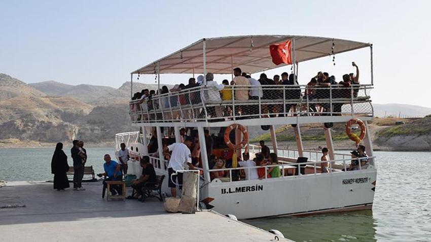 Hasankeyf'te tekne turları turizme can suyu oldu! Ziyaretçi akınına uğradı!