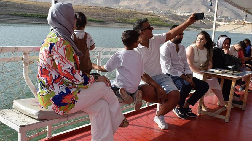 Hasankeyf'te tekne turları turizme can suyu oldu! Ziyaretçi akınına uğradı!