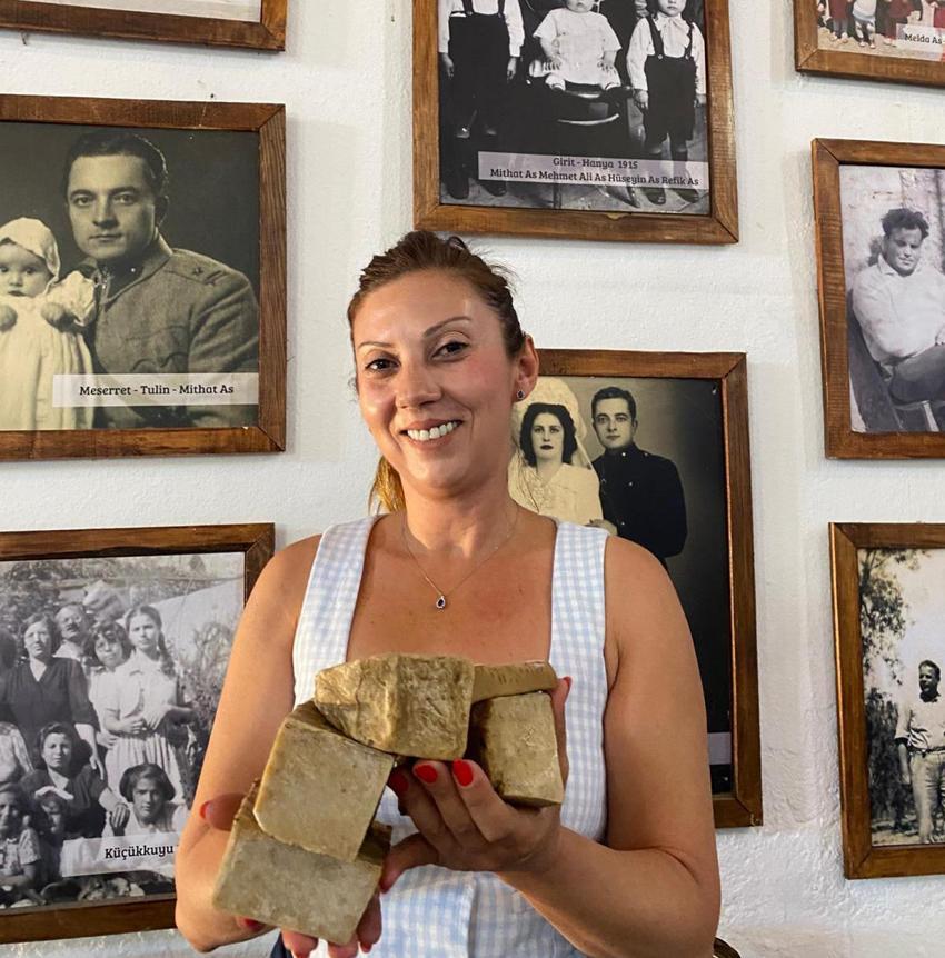 İstanbul'daki hayatına veda etti, ata yadigarı fabrikada gizli kalmış el sanatını dünyaya yayıyor
