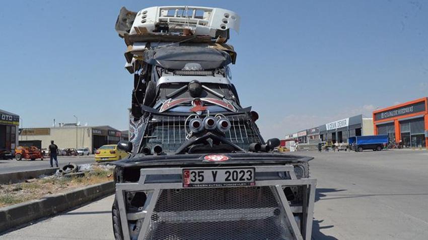 Aksaray'da bilim kurgu filmlerindeki araçları andıran modifiye otomobil, trafikten menedildi
