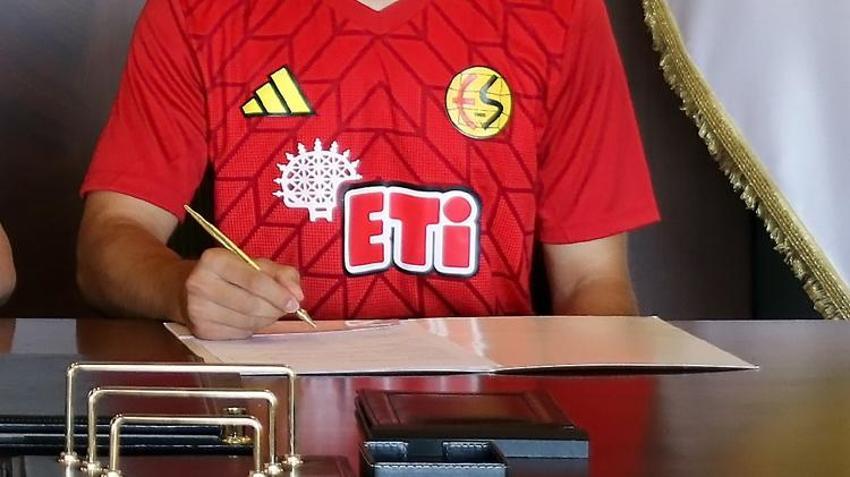 Trabzonspor'un eski sağ beki Eskişehirspor'a hayırlı olsun! Genç yıldız imzayı attı