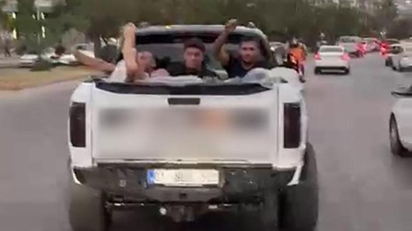 Bu serinlik 60 bin liraya patladı! Trafikte havuz keyfi yapan gençlere ceza yağdı