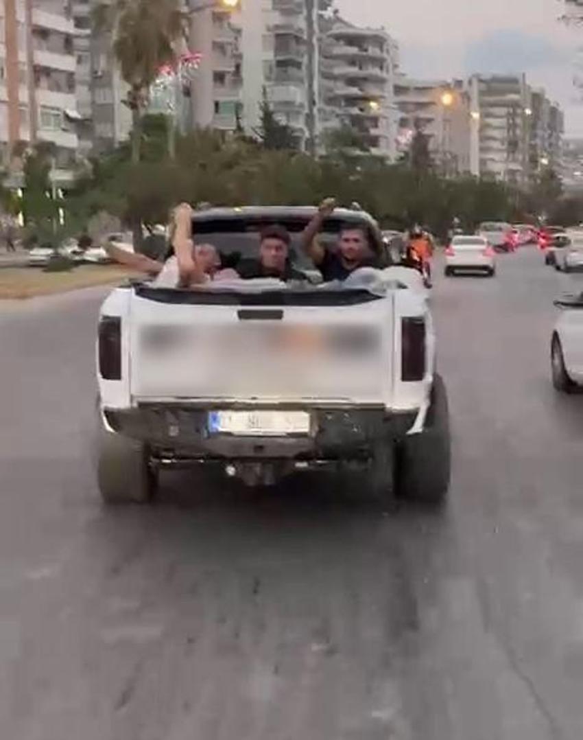 Bu serinlik 60 bin liraya patladı! Trafikte havuz keyfi yapan gençlere ceza yağdı
