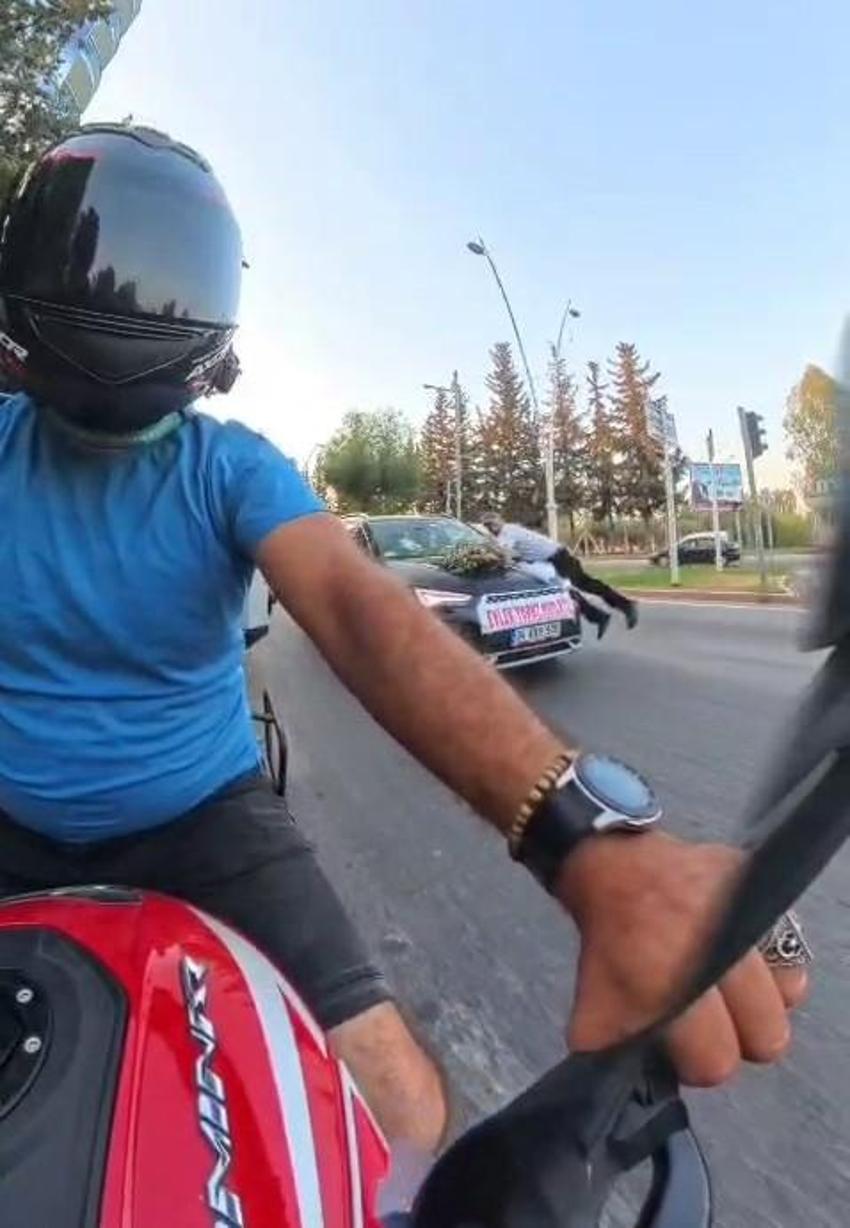 Adana'da akıl almaz görüntüler: Bahşiş için 150 metre koşup kaputa atladı