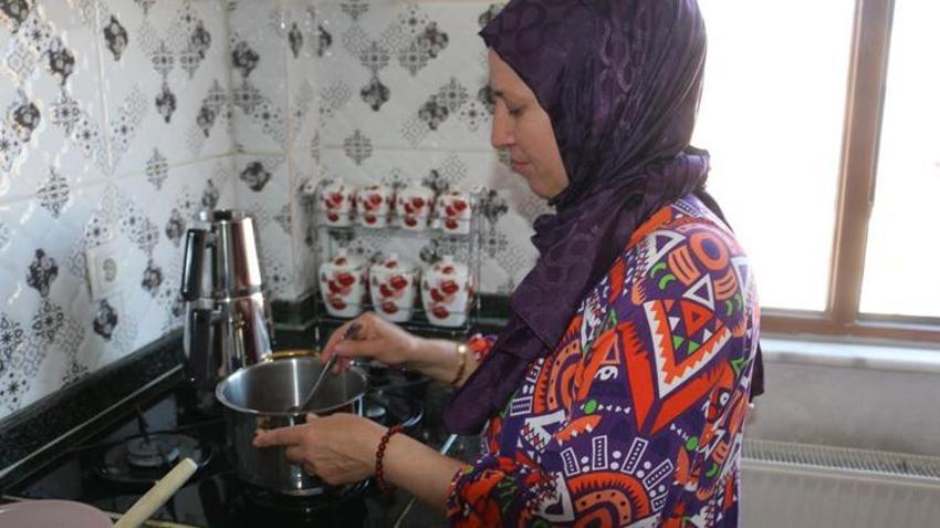 Ev hanımı evden çıkmadan para kazanmanın yöntemini buldu! Tanesi 250 TL'den her yere gönderiyor