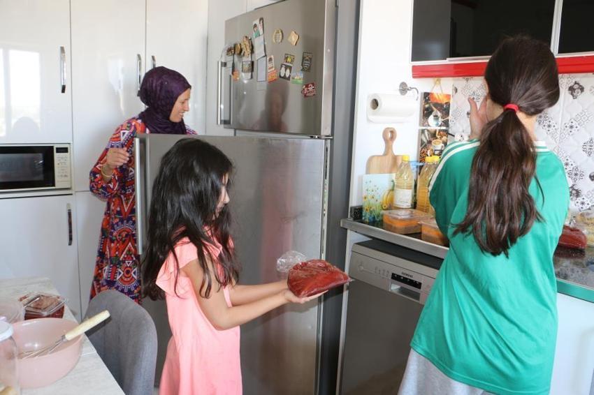 Ev hanımı evden çıkmadan para kazanmanın yöntemini buldu! Tanesi 250 TL'den her yere gönderiyor