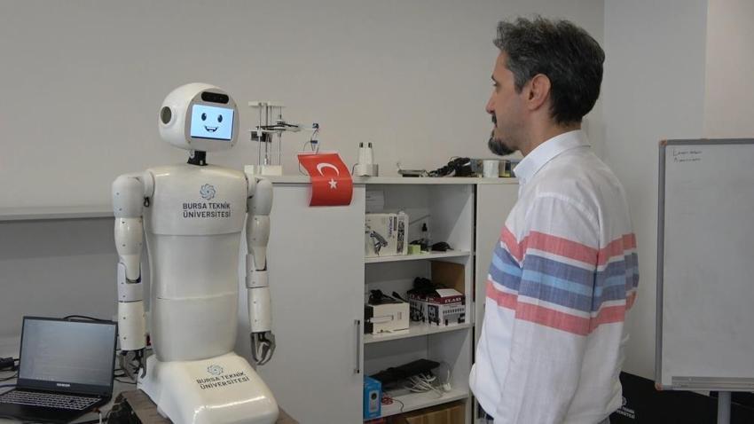 Türk üniversitelerinde bir ilk! Bursa'da yapay zeka destekli insansı robot geliştirildi