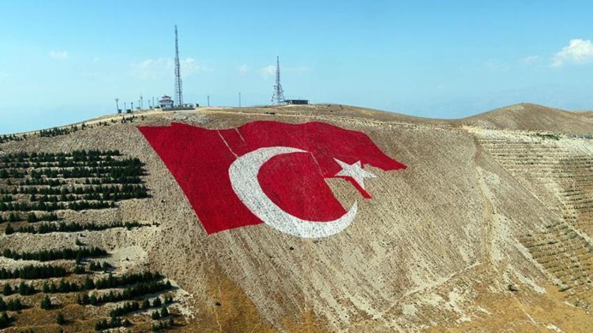 Kahramanmaraş'ta Türkiye’nin en büyük bayrağı dağlarına işleniyor
