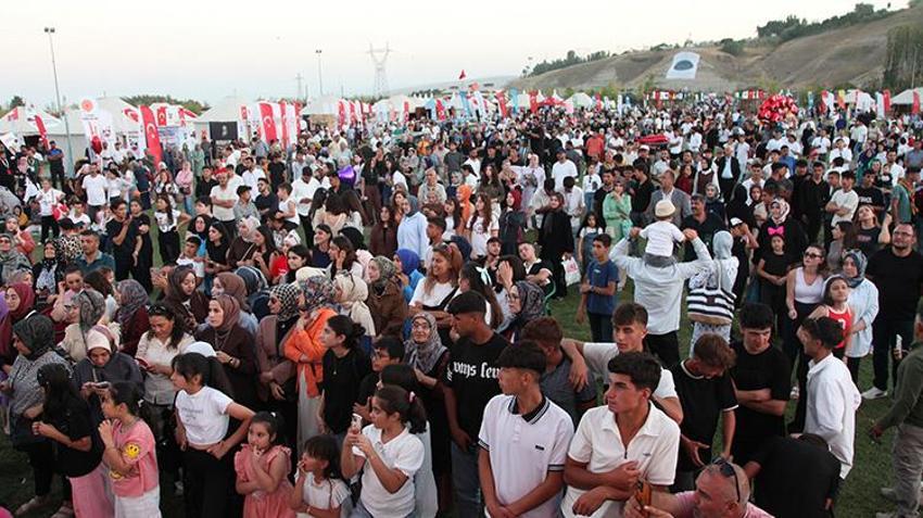 Ahlat’ta Gürhan Ötün coşkusu: Konsere yoğun katılım