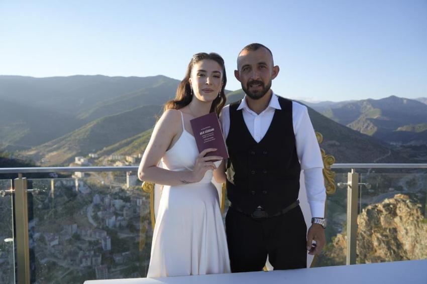 Gümüşhane'de gelin ve damat 'evet' derken korktu! 240 metre yükseklikte nikah töreni