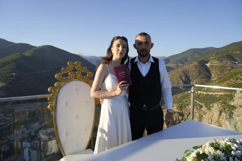 Gümüşhane'de gelin ve damat 'evet' derken korktu! 240 metre yükseklikte nikah töreni