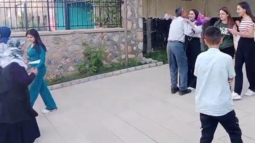 Muş'ta babasının sınav çıkışı çiçeklerle karşıladığı Çimen, üniversiteyi kazandı! Hem hayaline hem de bursuna kavuştu