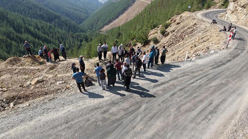 Adana'da 35 yıldır bitmeyen çile: 5 kişinin hayatını kaybettiği yolda acı nöbet!